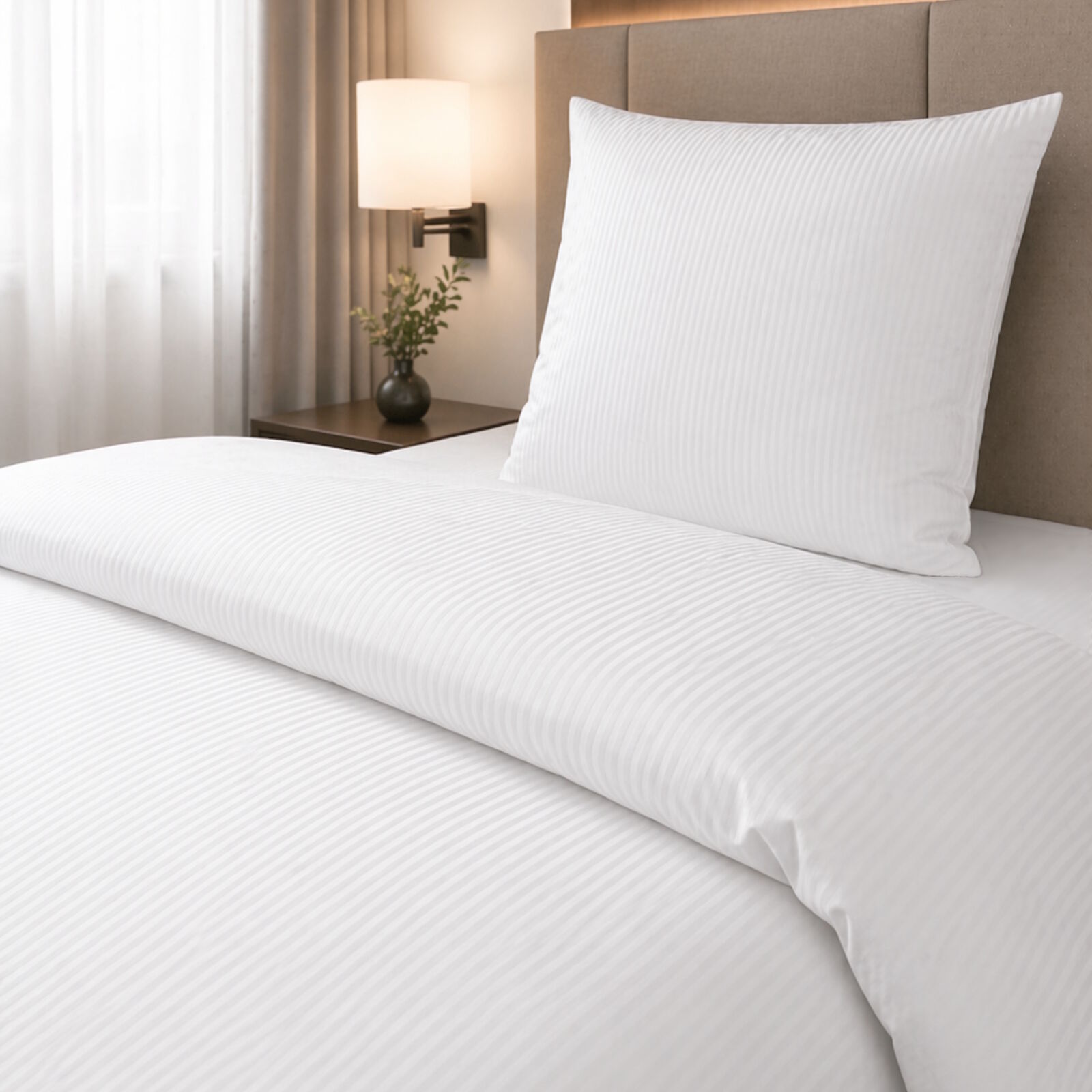 Hotelbettwäsche Streifensatin Vero 4 mm Weiß