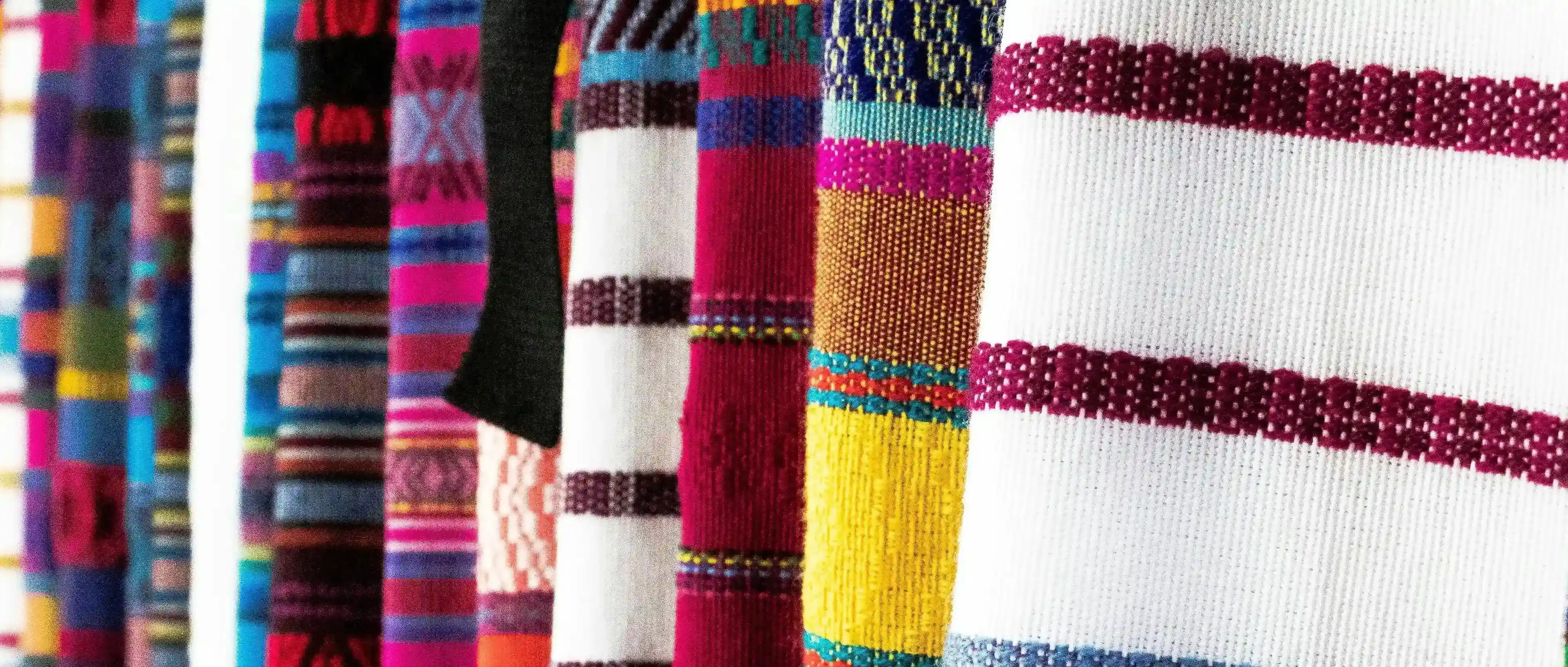 Stoffauswahl in verschiedenen Farben und Materialien