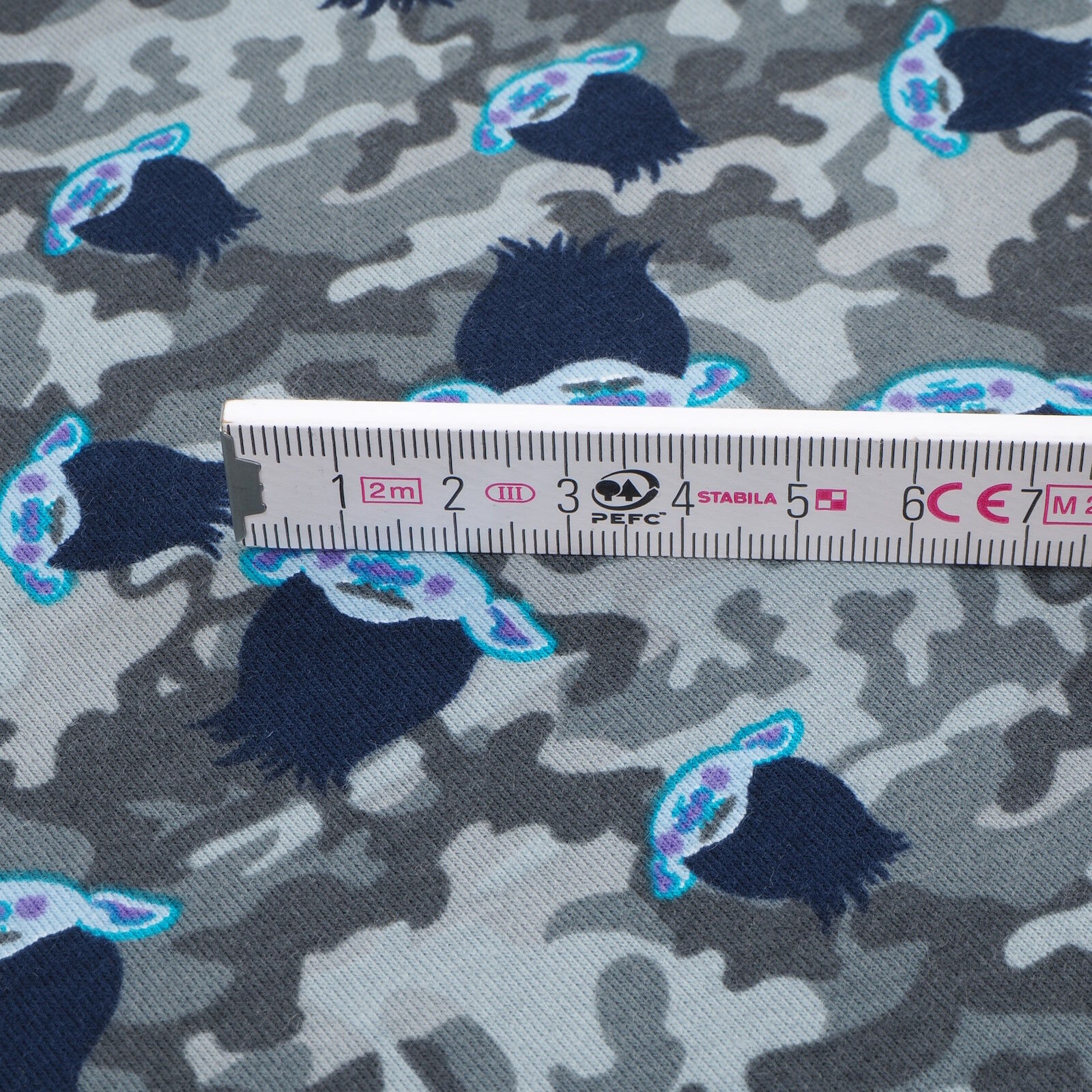 French Terry Kinder Stoff Trolls Camouflage Grau