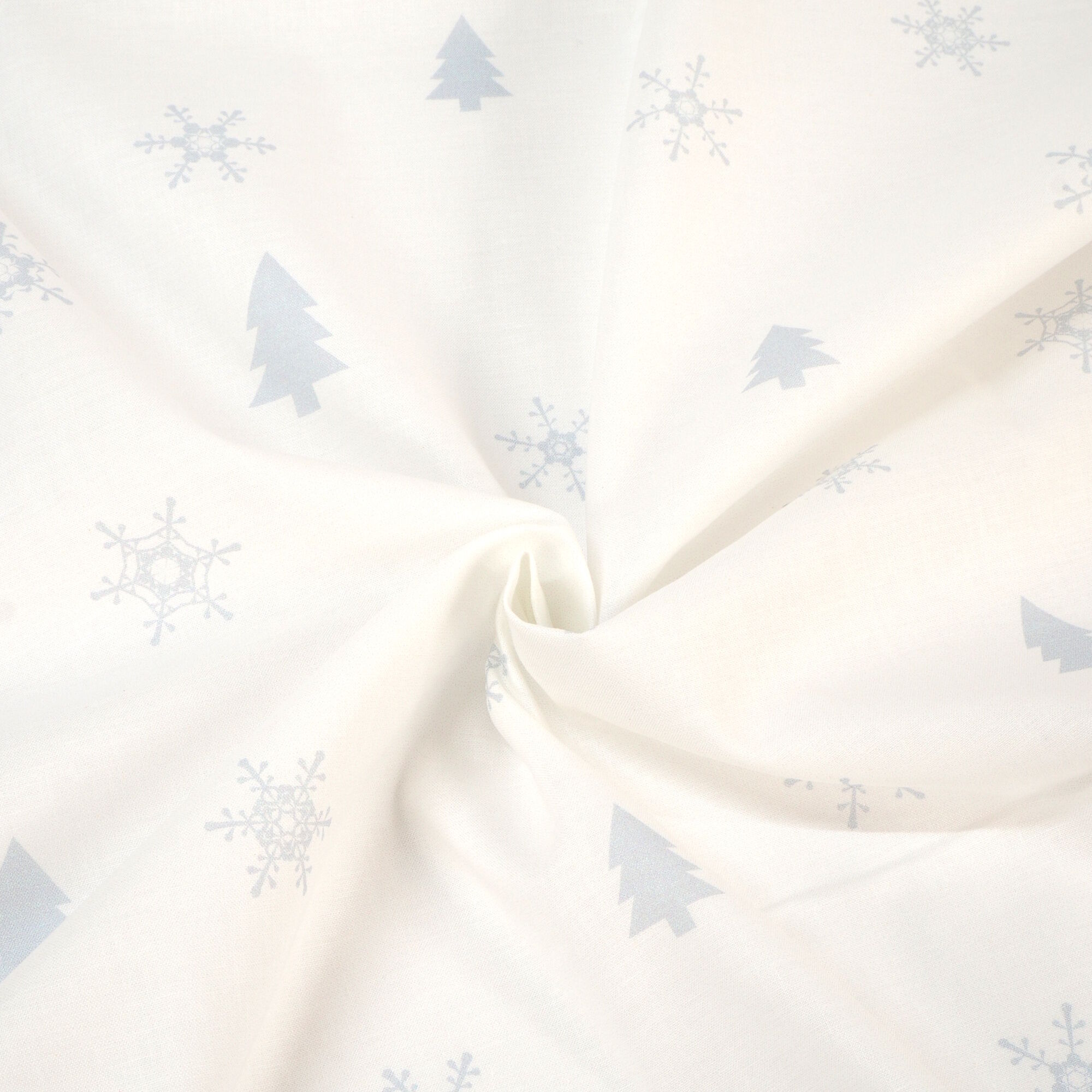 Stoff Meterware Schneeflocken und Bäume auf Weiß
