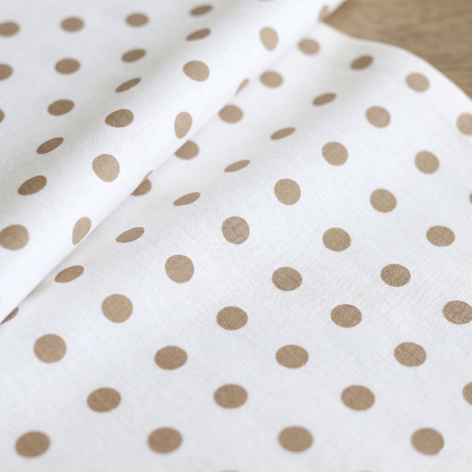 Stoff Meterware Polka Dots Punkte 7 mm – Beige auf Weiß