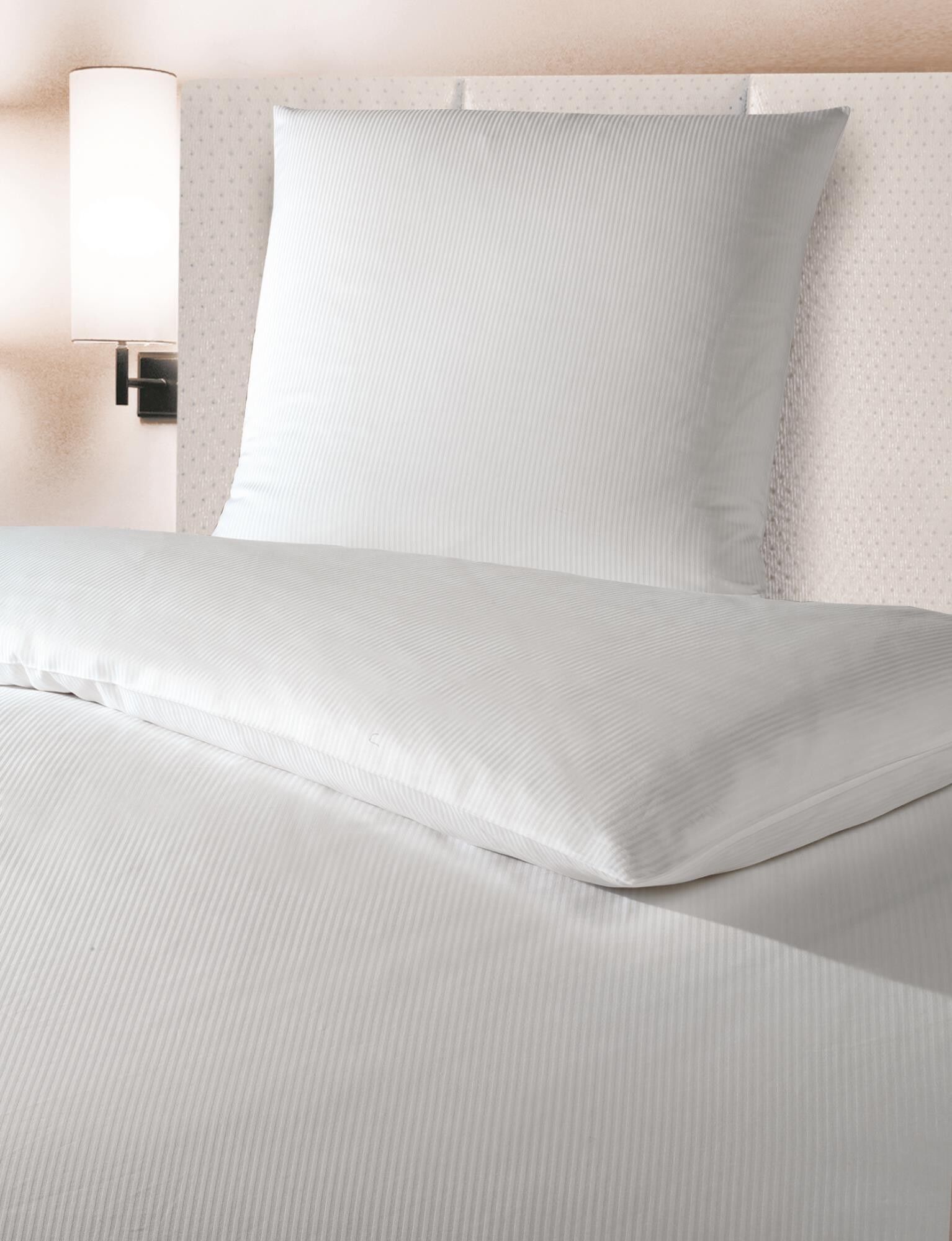Hotelbettwäsche Streifensatin 4 mm Weiß